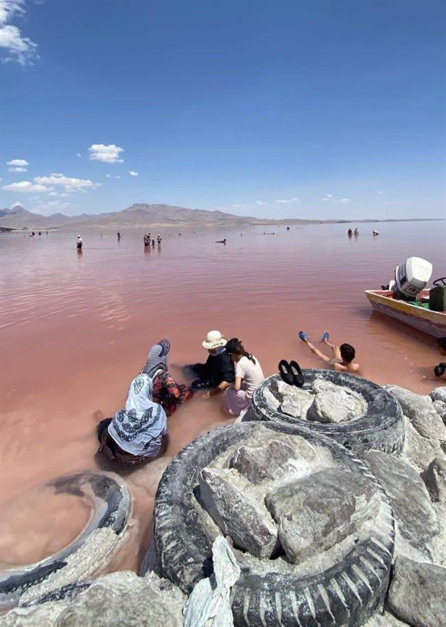 عکسی عجیب از دریاچه ارومیه به تاریخ 10 مرداد