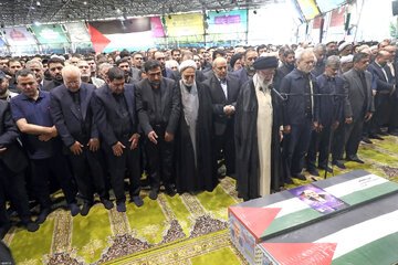 عکسی از اشک‌های مسعود پزشکیان در مراسم تشییع پیکر شهید هنیه