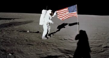 پرچم آمریکا هنوز بر روی ماه پابرجاست؟