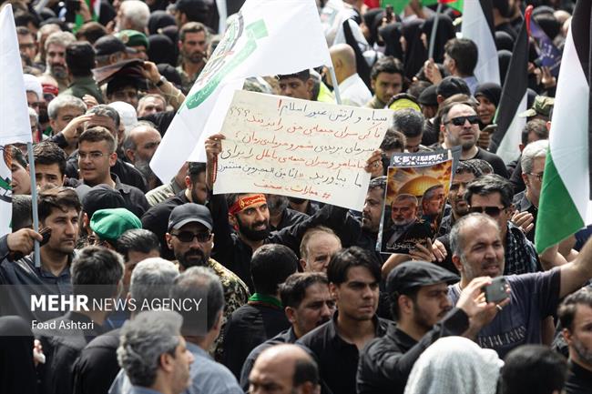 تصویری از پیام یک شهروند تهرانی به مسئولین از طریق پلاکارد در تشییع اسماعیل هنیه/ حضور اقشار مختلف مردم در مراسم