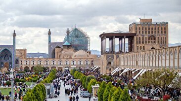 ببینید چطور یک دیوار بازار میدان نقش جهان را برای لوله کولر سوراخ می‌کند/ چرا نظارتی نیست؟ (فیلم)