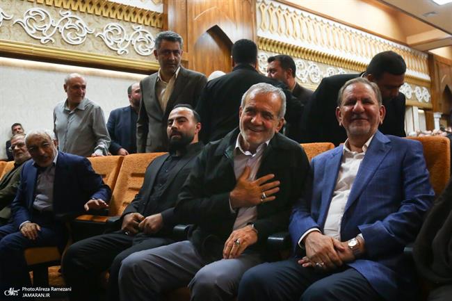 تصاویری از حضور مسعود پزشکیان و معاونانش در یک مراسم ختم/ سلفی با رئیس جمهوری در حاشیه ترحیم