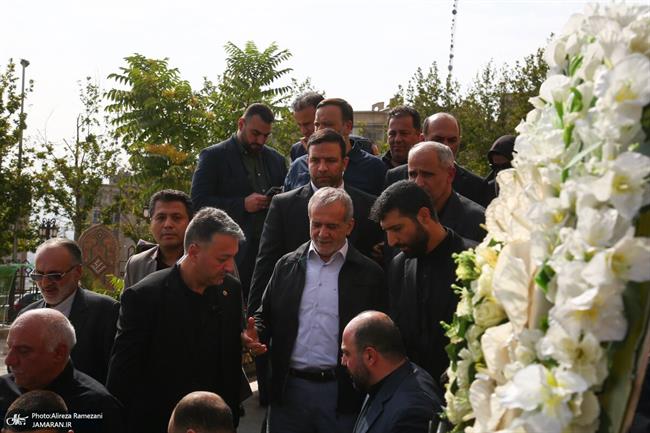 تصاویری از حضور مسعود پزشکیان و معاونانش در یک مراسم ختم/ سلفی با رئیس جمهوری در حاشیه ترحیم
