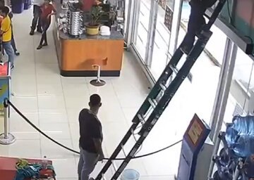 ببینید ؛ اشتباه فاحش یک مرد؛ لحظه سقوط کارمند فروشگاه از روی نردبان