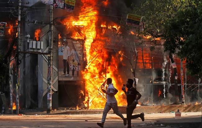 کشتار دانشجویان در بنگلادش؛ سقوط دولت و فرار نخست‌وزیر