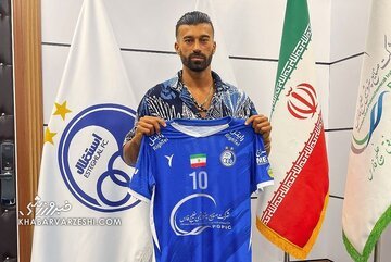 عکس ؛ رونمایی از پیراهن جدید استقلال با رامین رضاییان