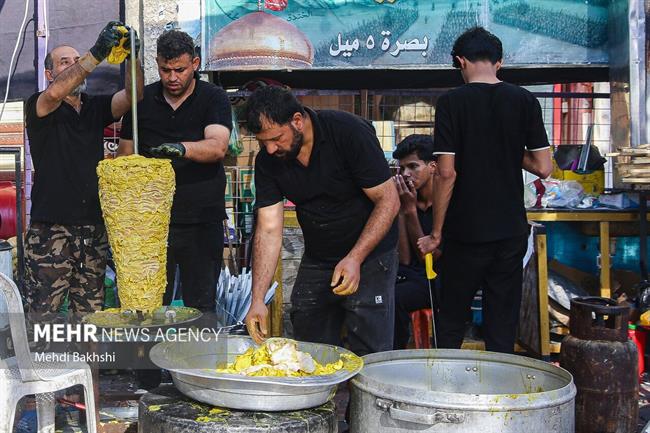 پذیرایی کربلایی‌ها از زائران اربعین