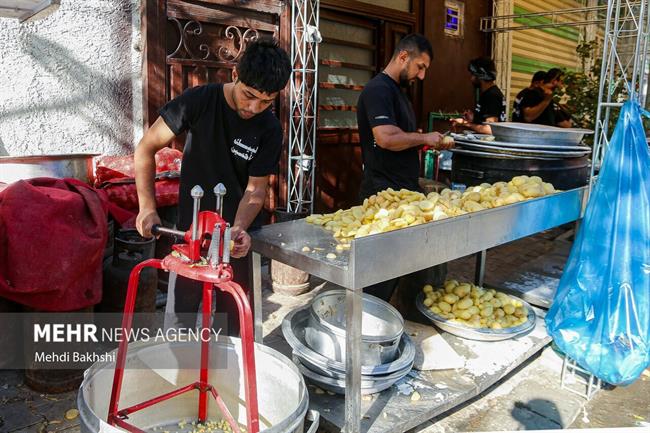 پذیرایی کربلایی‌ها از زائران اربعین