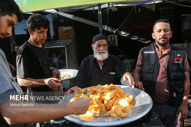 پذیرایی کربلایی‌ها از زائران اربعین