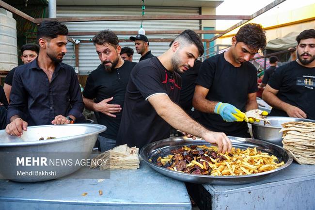 پذیرایی کربلایی‌ها از زائران اربعین