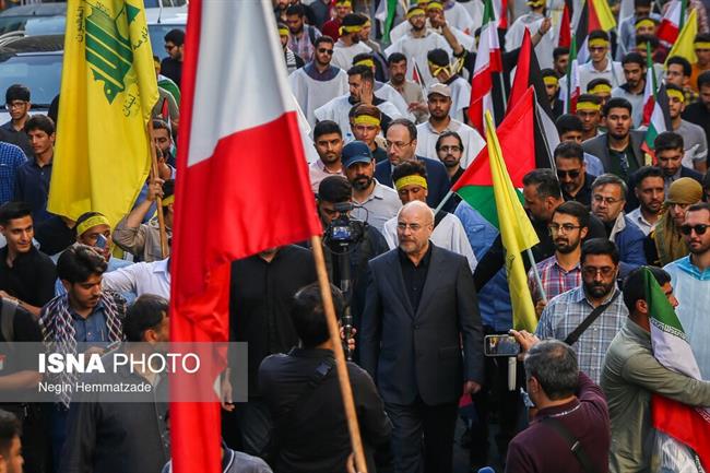 کفن‌پوشان به میدان آمدند/ تصاویری از حضور قالیباف در حلقه دانشجویان کفن پوش در راهپیمایی حمایت از وعده صادق 2