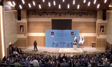 جنجال در زمان سخنرانی پزشکیان در دانشگاه تهران /اگر می خواهید جلسه را بهم بزنید من کلا بروم /نماینده بسیج پشت تریبون رفت