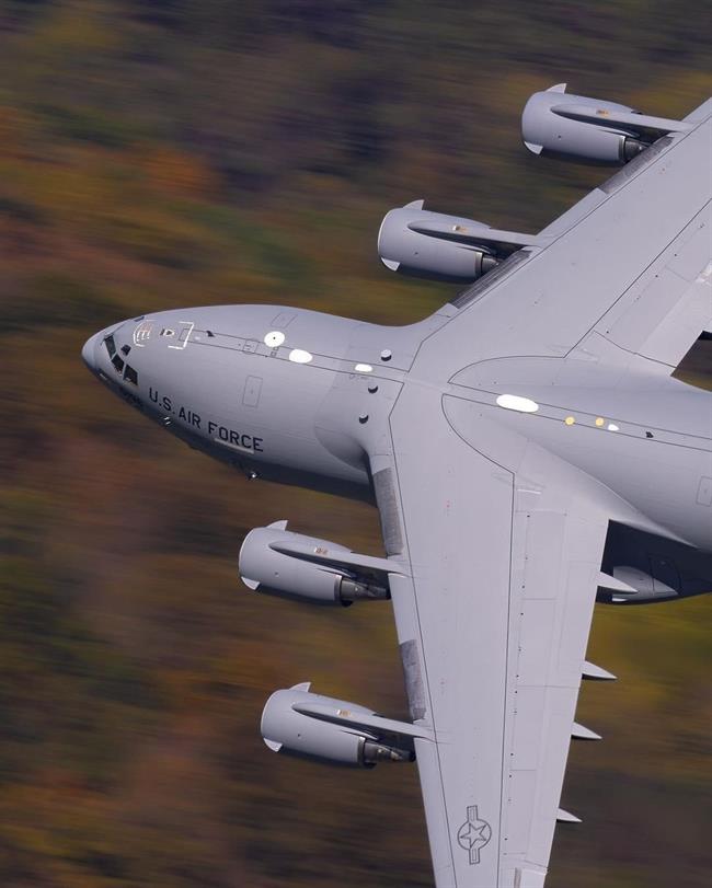 نمایشی هوایی دیدنی: C-17 در ارتفاع پایین بر فراز جنگل‌های پاییزی