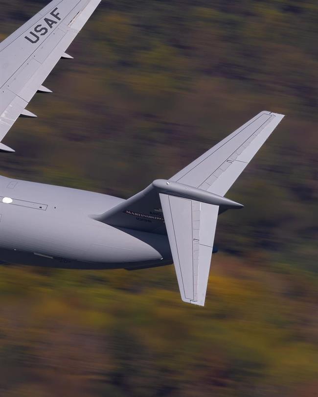 نمایشی هوایی دیدنی: C-17 در ارتفاع پایین بر فراز جنگل‌های پاییزی