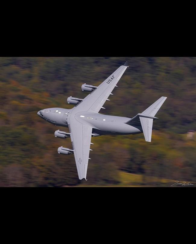 نمایشی هوایی دیدنی: C-17 در ارتفاع پایین بر فراز جنگل‌های پاییزی