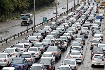 ترافیک سنگین در محور در یک جاده شمالی