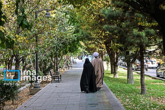 توزیع روزنامه رایگان همشهری با عنوان «ترامپ قمارباز؛ حریفت منم» در نماز جمعه/ تصاویر منتخب نمازجمعه تهران