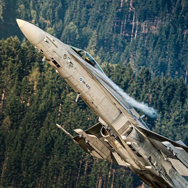 اوج‌گیری عمودی جنگنده فنلاندی F/A-18C در آسمان اتریش