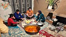 غذای روستایی در ایران؛ پخت آبگوشت مرغ و نان تازه (فیلم)