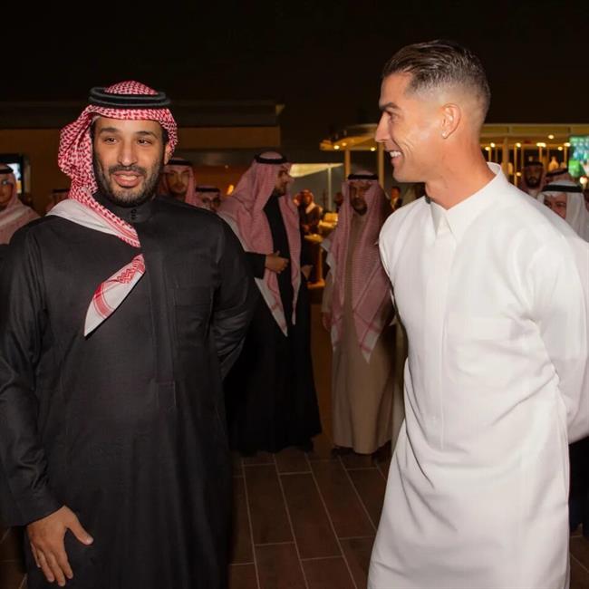 عکس ؛ رونالدو با لباس عربی کنار بن‌سلمان؛ وقتی Cr7 قید حضور در یک مراسم را زد!