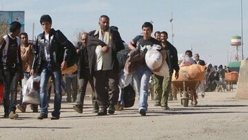 چندین خانواده افغانستانی از ایران خارج شدند