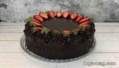 دیزاین کیک خیس با توت فرنگی
