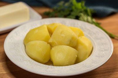 مراحل تهیه سالاد سیب زمینی رولی