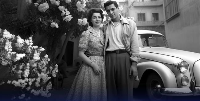 عکس یادگاری با منظره گل و خودرو سفید/ تهران دهه 40