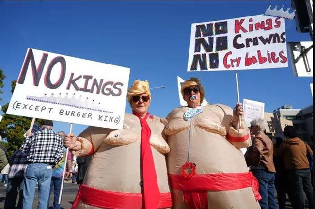 دموکراسی آمریکایی زیر آوار «فضولات» ترامپی/ ریشههای توهم پادشاهی در رییس جمهور آمریکا +عکس و فیلم