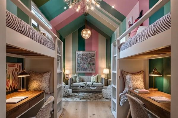 تخت‌های مرتفع با فضای مطالعه‌ اختصاصی در اتاق خواب مشترک دختر و پسر