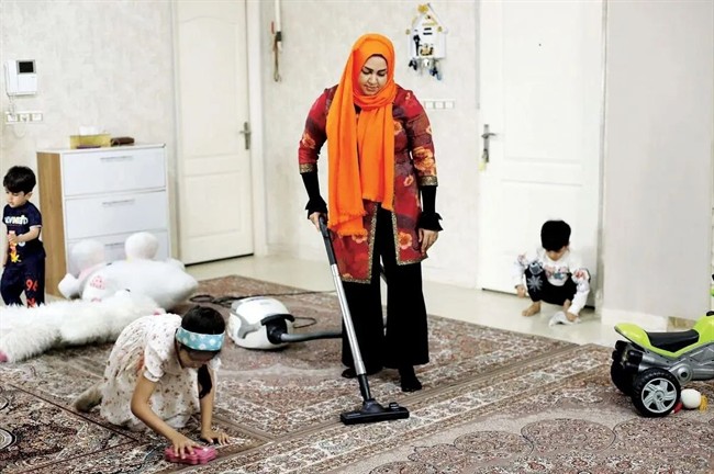 بیشتر از شاغلان رسمی کار می‌کنند، اما «بیکار» و «مصرف‌کننده» توصیف می‌شوند/ روایت  15 زن خانه‌دار از نگاه جامعه به خانه‌داری