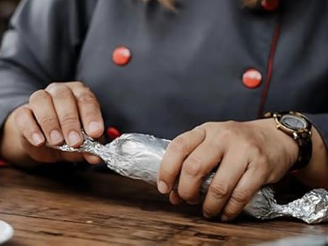 رول کردن یا پیچیدن غذا با فویل آلومینیومی