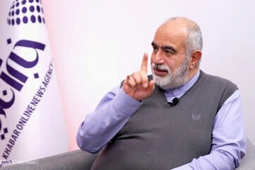 حسام الدین آشنا: اگر خط سفید به خبرنگار ها محدود می‌ماند مشکلی نبود/ مانند ارز ترجیحی که گفتم سر و کله فساد پیدا می‌شود