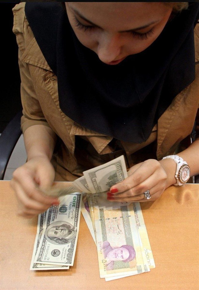 وقتی قیمت دلار بیش از ۱۰۰۰ تومان بود