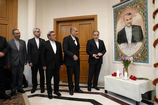 رونمایی از نماد یادبود شهید امیرعبداللهیان در مسکو توسط عراقچی