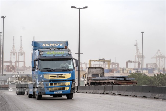 لحظه عجیب  فروریختن یک پل در هرمزگان همزمان با عبور یک کامیون  + فیلم