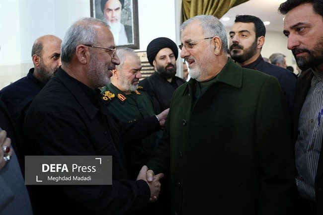 تصاویری از حضور مقامات در مراسم ختم آیت‌الله سیدمحمد شاهچراغی/ نشستن وزیر اطلاعات بین دو سردار عالیرتبه سپاه/ ظاهر زمستانی فرمانده کل سپاه