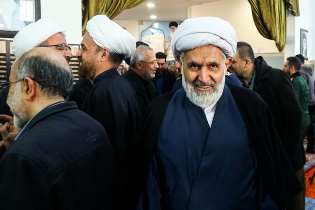 تصاویری از حضور مقامات در مراسم ختم آیت‌الله سیدمحمد شاهچراغی/ نشستن وزیر اطلاعات بین دو سردار عالیرتبه سپاه/ ظاهر زمستانی فرمانده کل سپاه