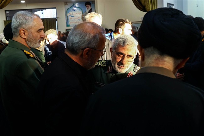 تصاویری از حضور مقامات در مراسم ختم آیت‌الله سیدمحمد شاهچراغی/ نشستن وزیر اطلاعات بین دو سردار عالیرتبه سپاه/ ظاهر زمستانی فرمانده کل سپاه