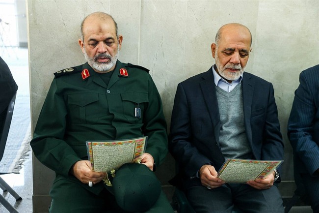 تصاویری از حضور مقامات در مراسم ختم آیت‌الله سیدمحمد شاهچراغی/ نشستن وزیر اطلاعات بین دو سردار عالیرتبه سپاه/ ظاهر زمستانی فرمانده کل سپاه