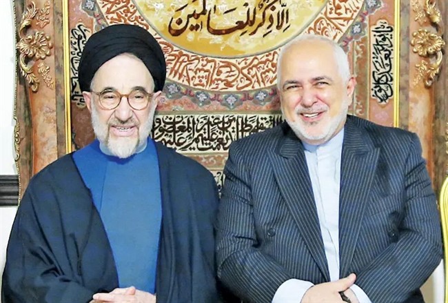 محمدجواد ظریف و سیدمحمد خاتمی در مراسم ترحیم اشرف بروجردی+ فیلم 