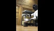 نخستین شغل ربات اپتیموس تسلا: فروشنده ذرت بو داده (فیلم)