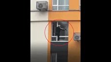 زن اوکراینی در حال تمیزکاری با وجود آژیر خطر (فیلم)