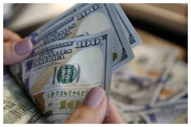 افت قیمت دلار همزمان با بازگشت همتی/  قیمت به کانال136 هزار تومان رسید