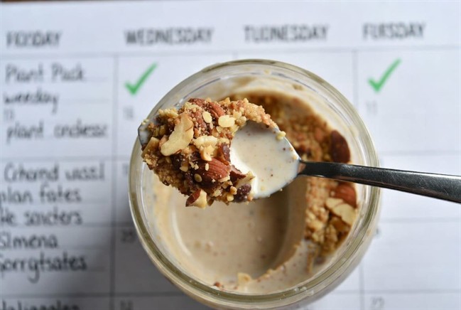 نحوه مصرف معجون چاق کننده سریع: روزانه 30-50 گرم با شیر گیاهی یا اسموتی برای افزایش وزن تدریجی و سالم ؛ پرهلو