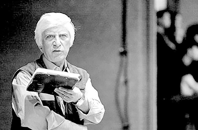  قابی خاص از مزار بهرام بیضایی در آمریکا+عکس