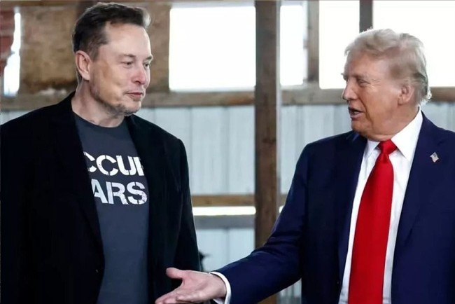 عکسی از ایلان ماسک و ترامپ به همراه ملانیا/ اختلافات به پایان رسید؟