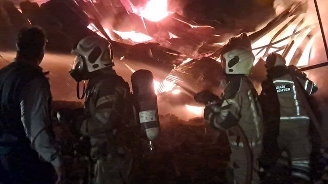 حریق گسترده در جاده ساوه/ یک آتش‌نشان راهی بیمارستان شد