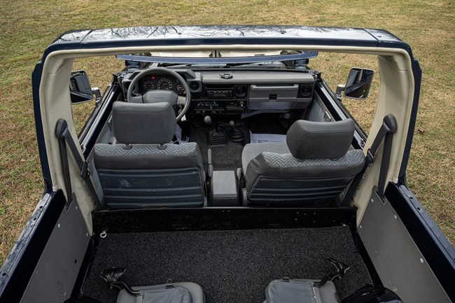 نمای تویوتا لندکروزر سری 70 مدل HZJ73 با بدنه کروک و شیشه جلوی تاشو در فضای باز.