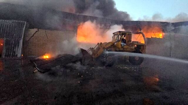 آتش‌سوزی گسترده کارخانه‌ای در جاده خاوران؛ پنج ایستگاه آتش‌نشانی اعزام شدند/ سه سوله همچنان شعله‌ور است